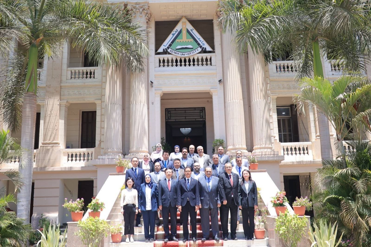 لتعزيز التعاون الأكاديمي والبحثي: رئيسا جامعتي بنها الحكومية والأهلية يستقبلان وفدًا من جامعة ووهان للتكنولوجيا الصينية